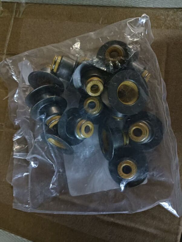Seal valve / klep in ex Komatsu PC200-8 6D107, 6754-41-4540 / 6754-41-4541 / 3955393 (set of 12 pcs).